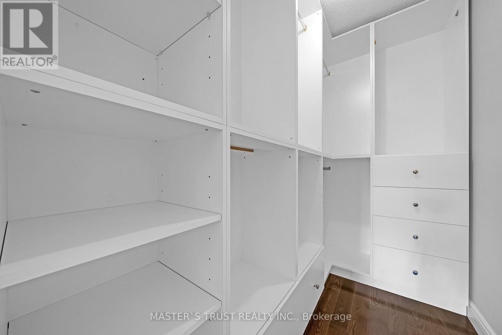 418 THE BRIDLE WALK - 29