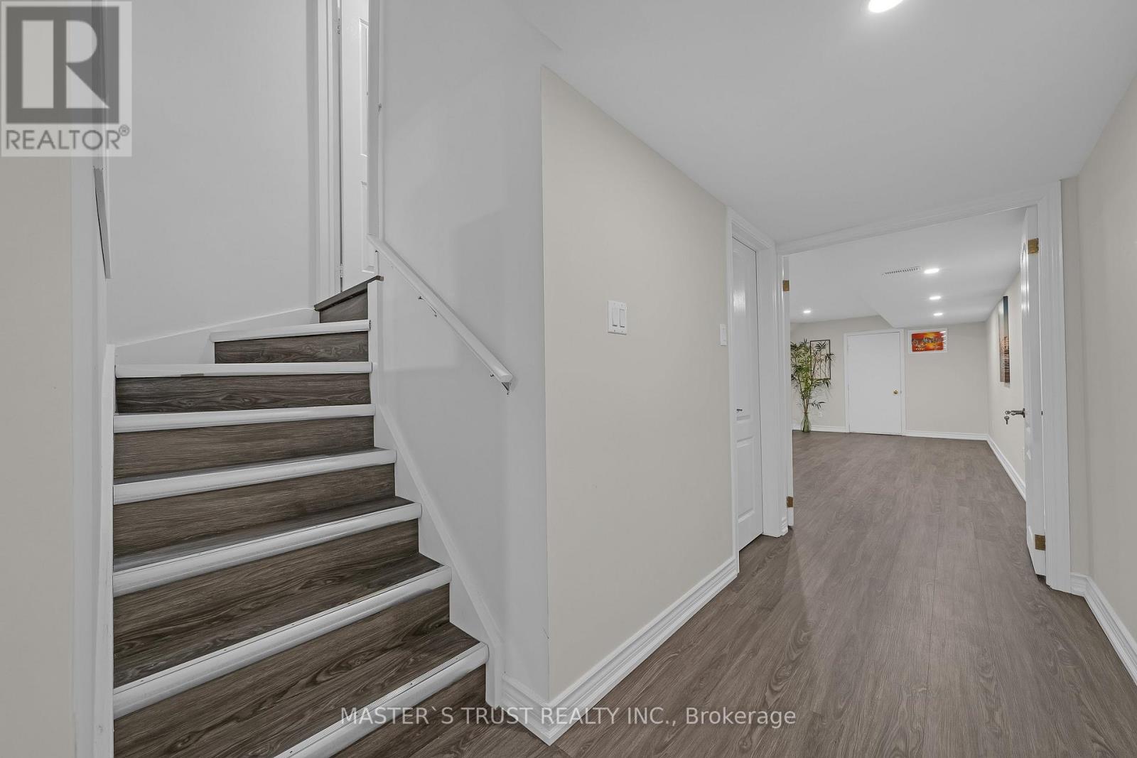 418 THE BRIDLE WALK - 42
