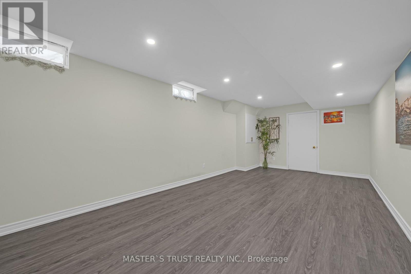 418 THE BRIDLE WALK - 43