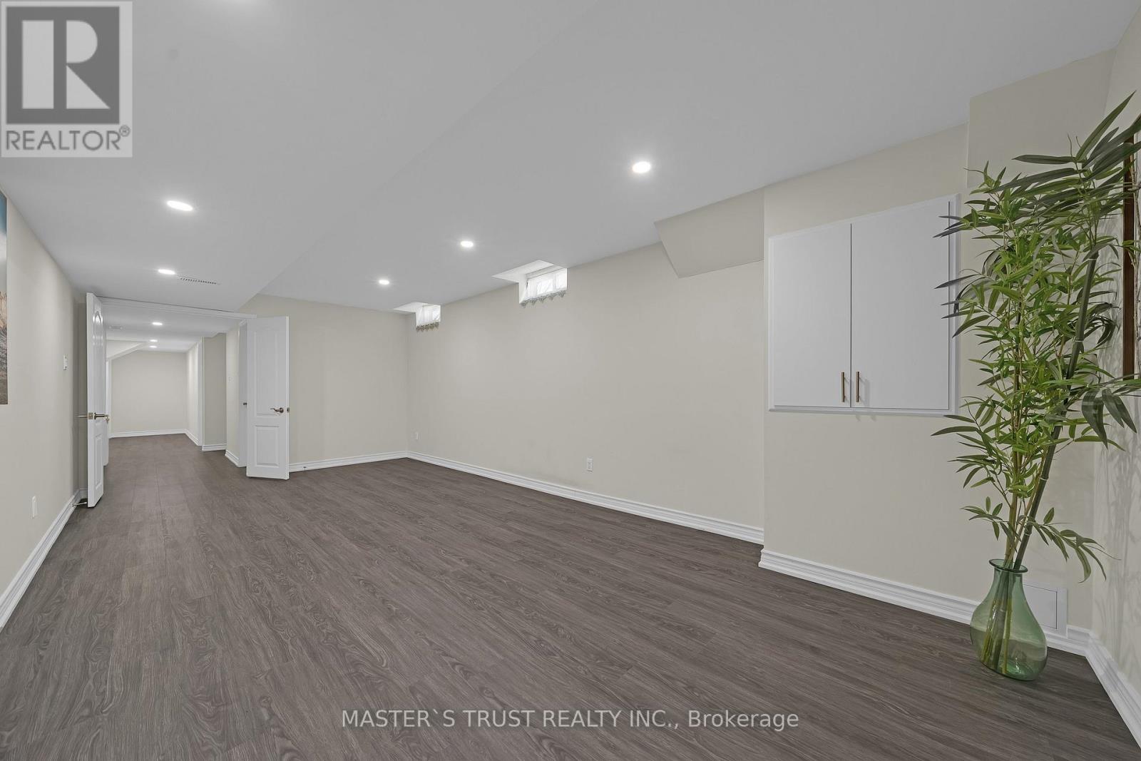 418 THE BRIDLE WALK - 44