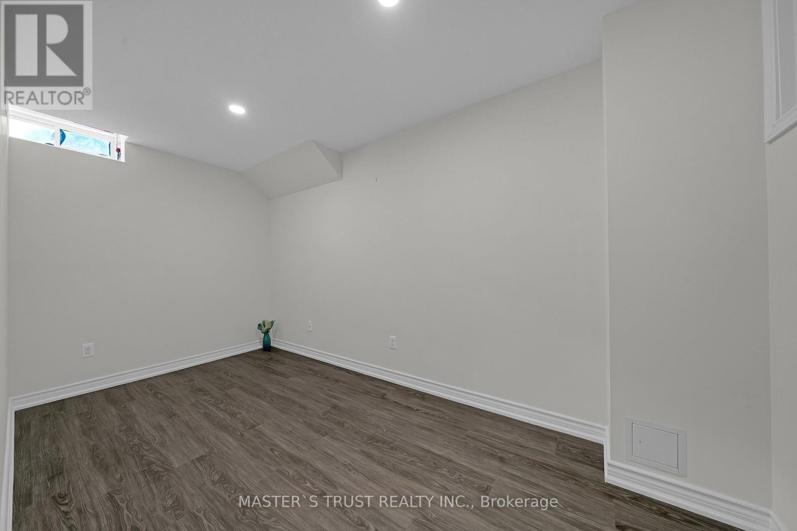 418 THE BRIDLE WALK - 46