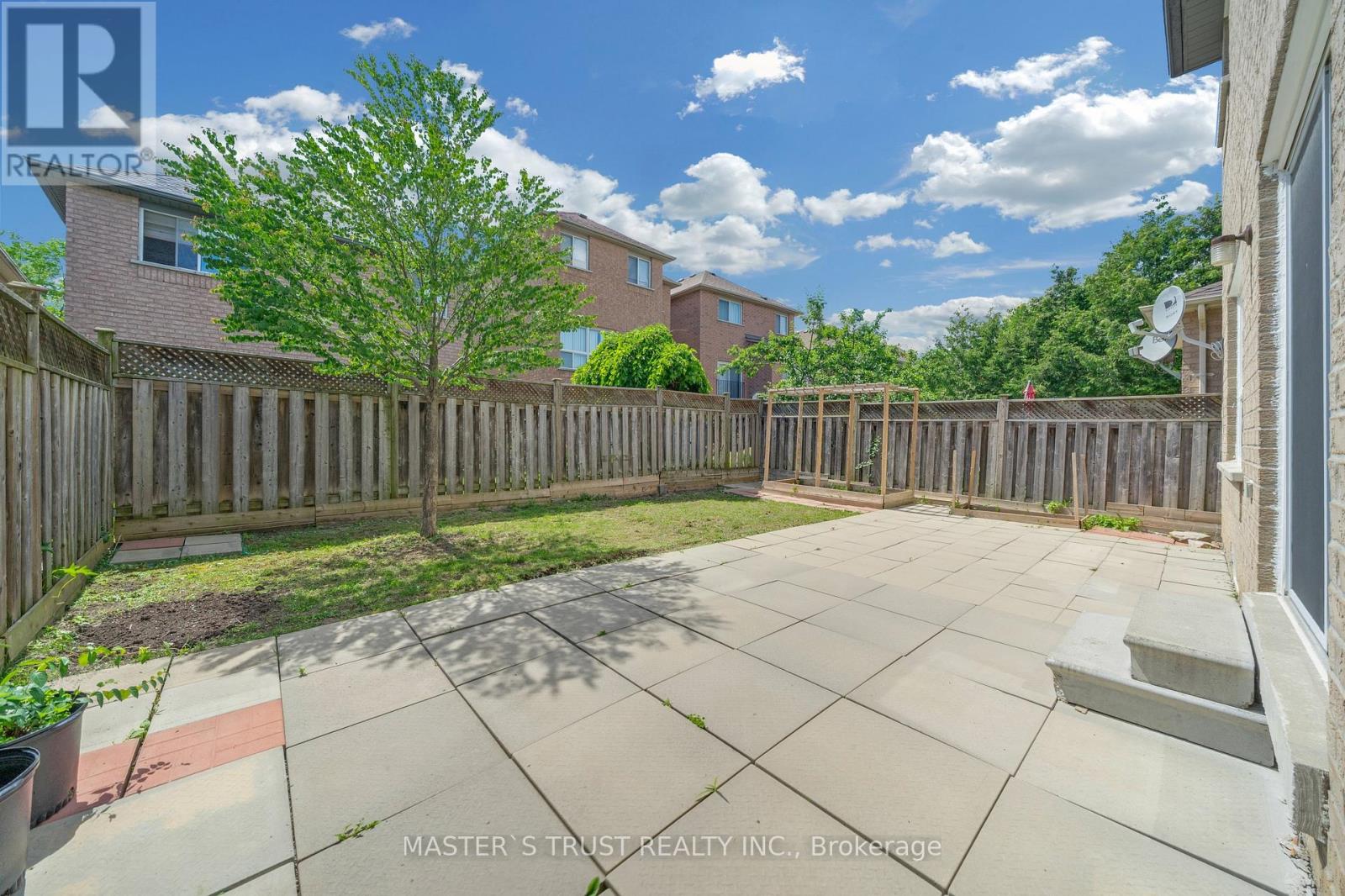 418 THE BRIDLE WALK - 48