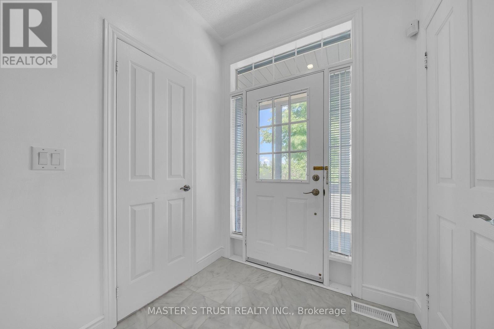 418 THE BRIDLE WALK - 5