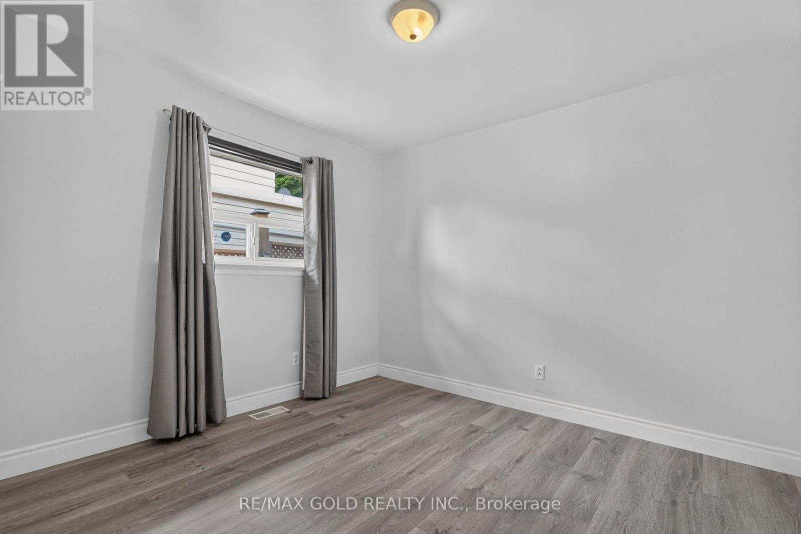 182 MCMURCHY AVENUE S - Image 34