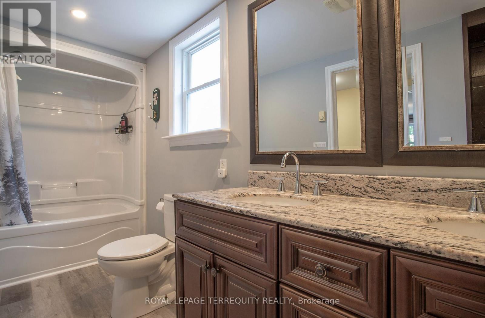 24 SIMCOE STREET - Image 25