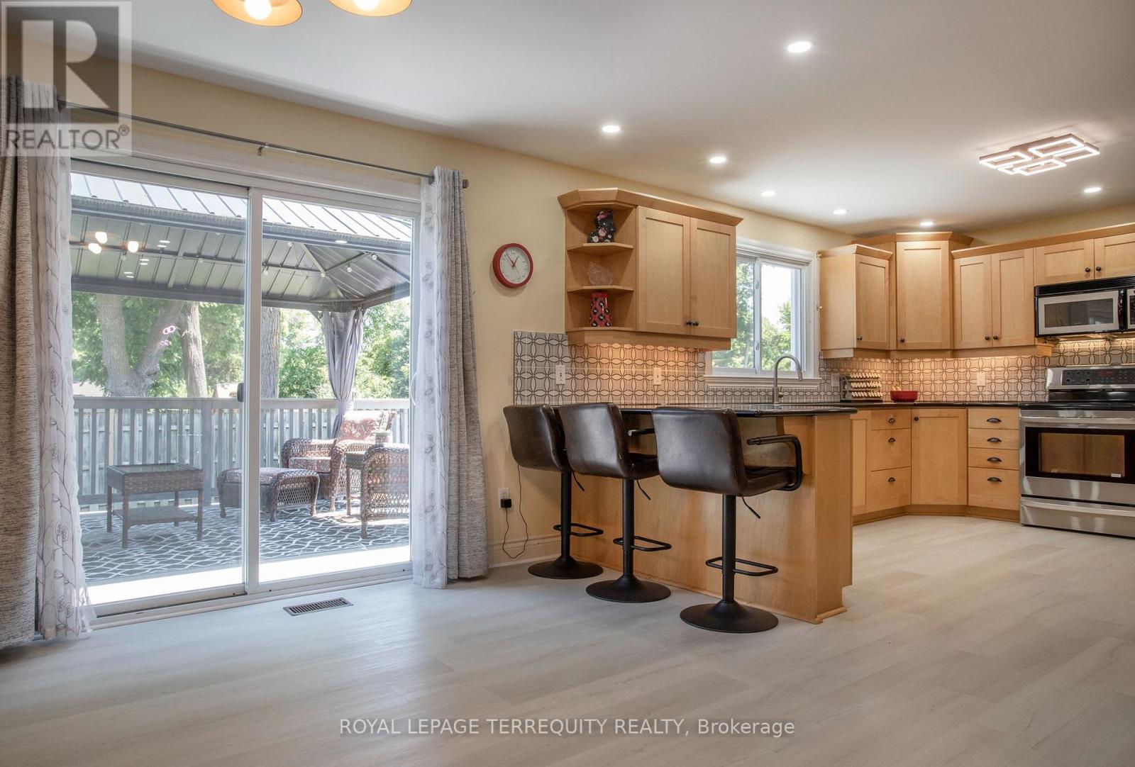 24 SIMCOE STREET - Image 8