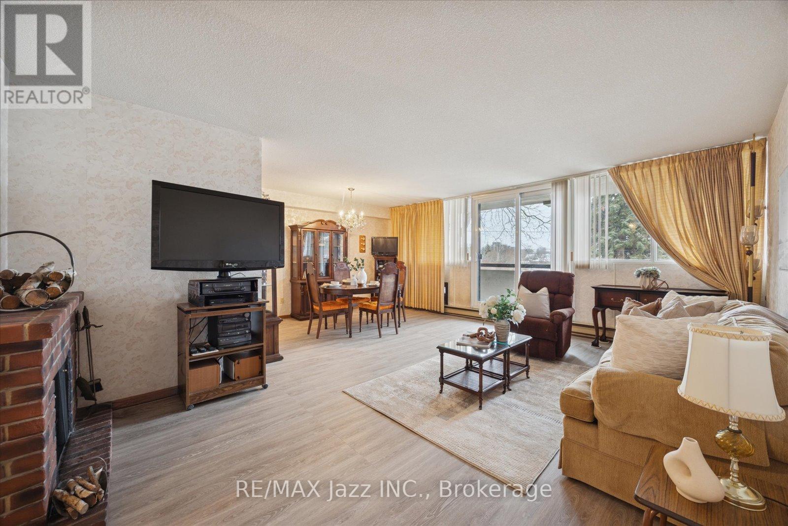 #102 120 ELGIN STREET W - 4