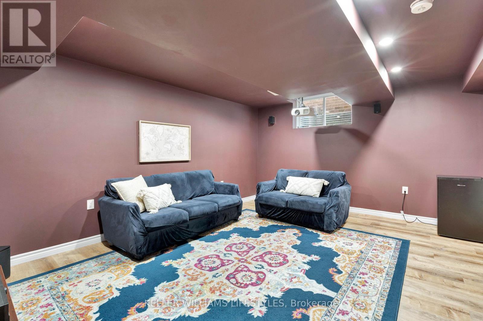 #18 3270 SINGLETON AVENUE - 33
