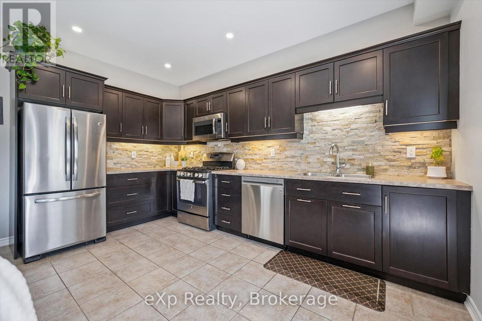 29 GOODALL COURT - Image 12