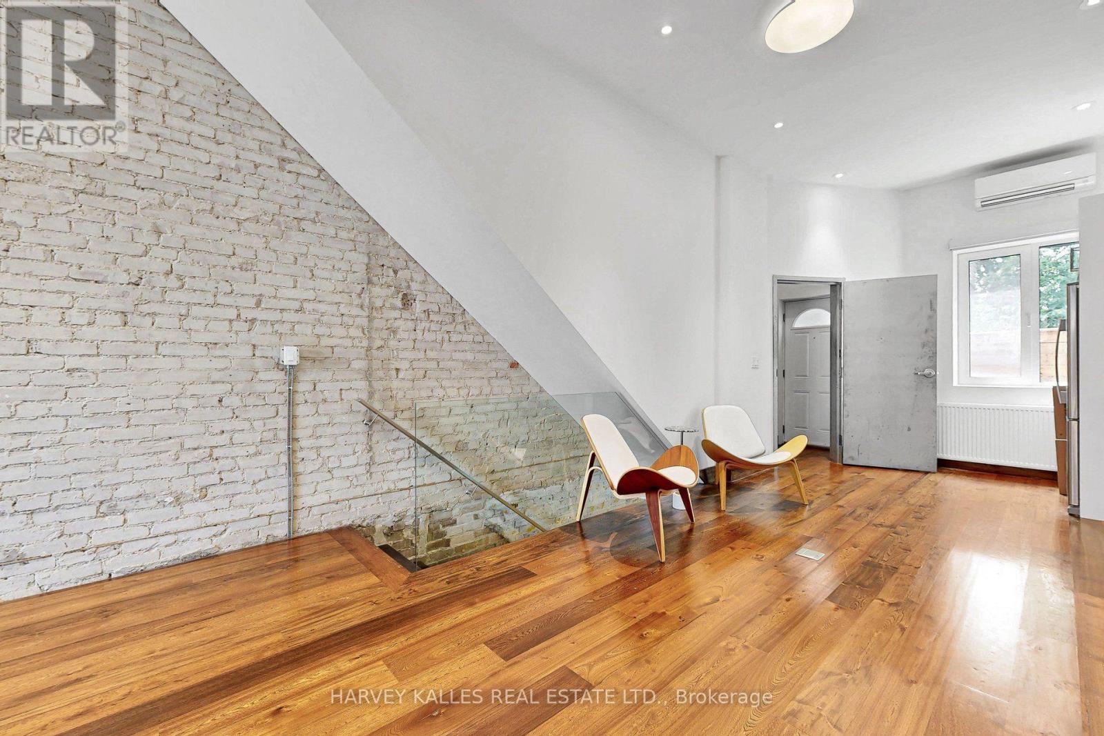 819 DUNDAS STREET W - Image 13