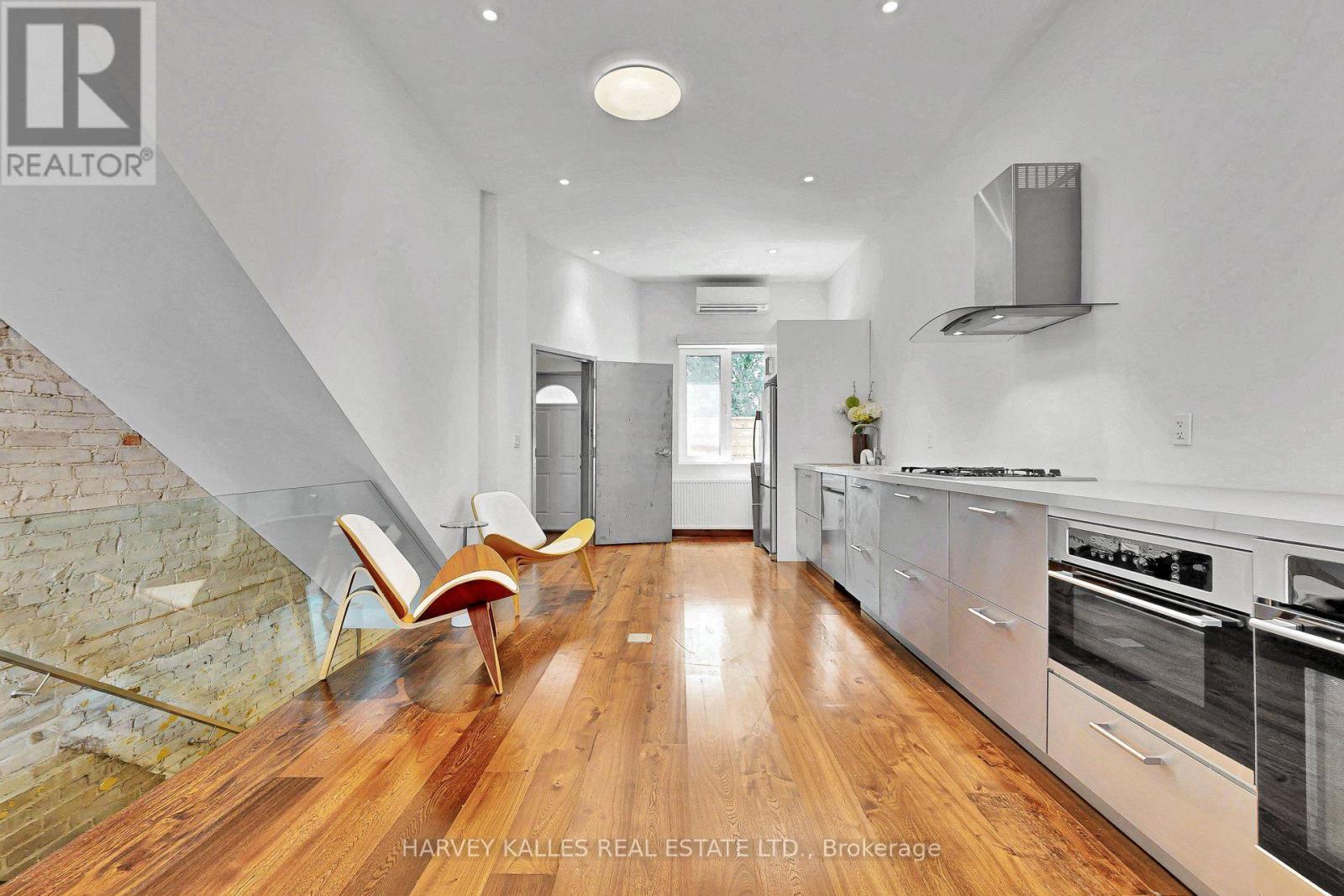 819 DUNDAS STREET W - Image 14