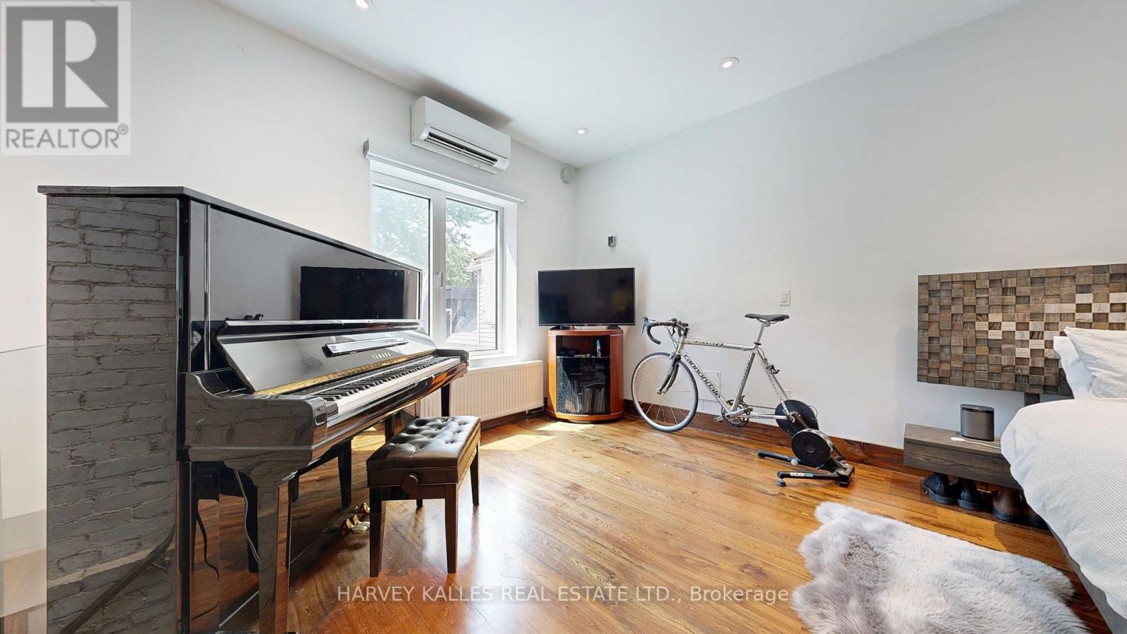 819 DUNDAS STREET W - Image 19