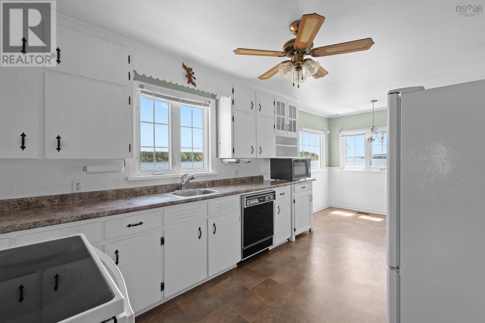 698 Oakland Road - 19