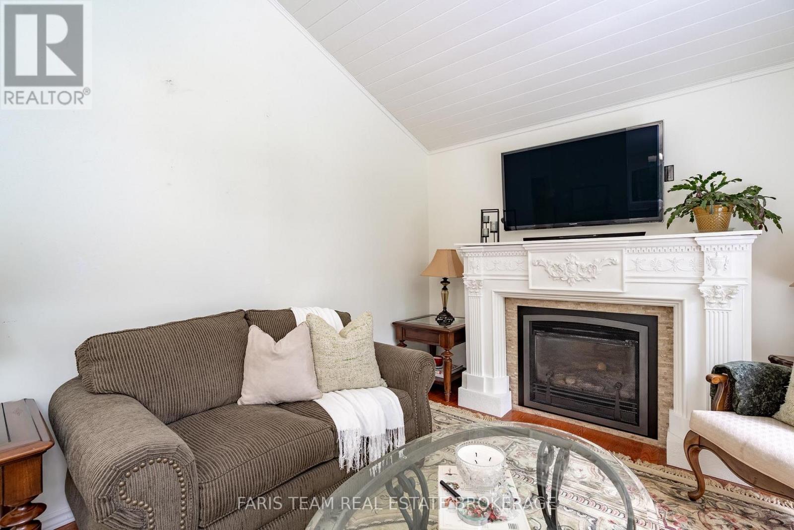33 ONEIDA CRESCENT - 12