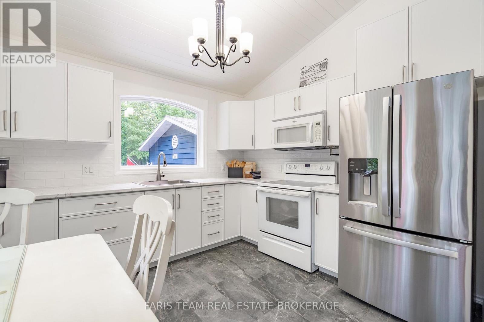 33 ONEIDA CRESCENT - 8