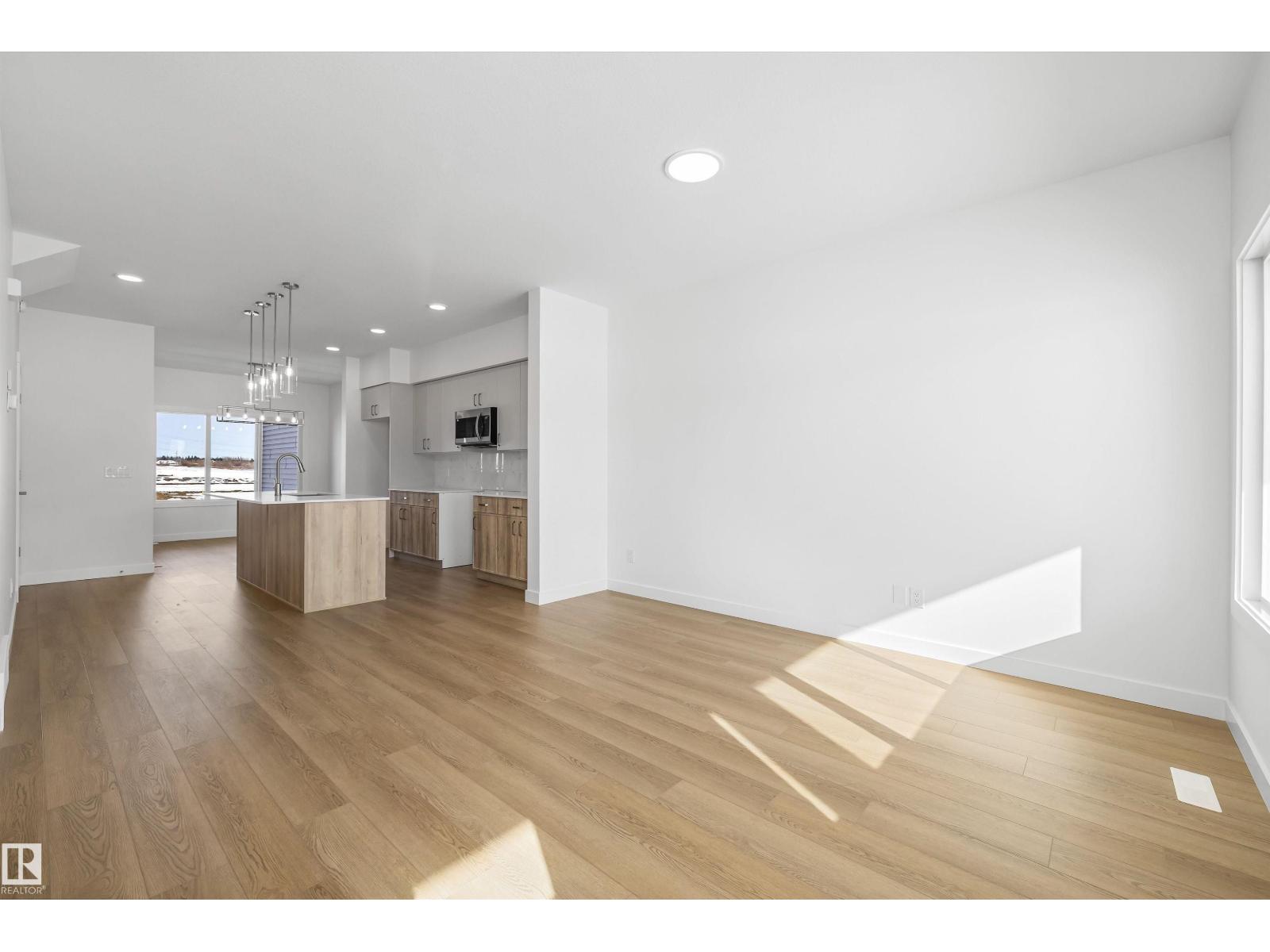 604 176 AV NE - 3