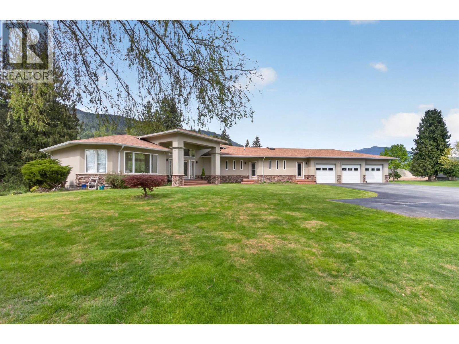 1200 Trans Canada Highway, Sicamous