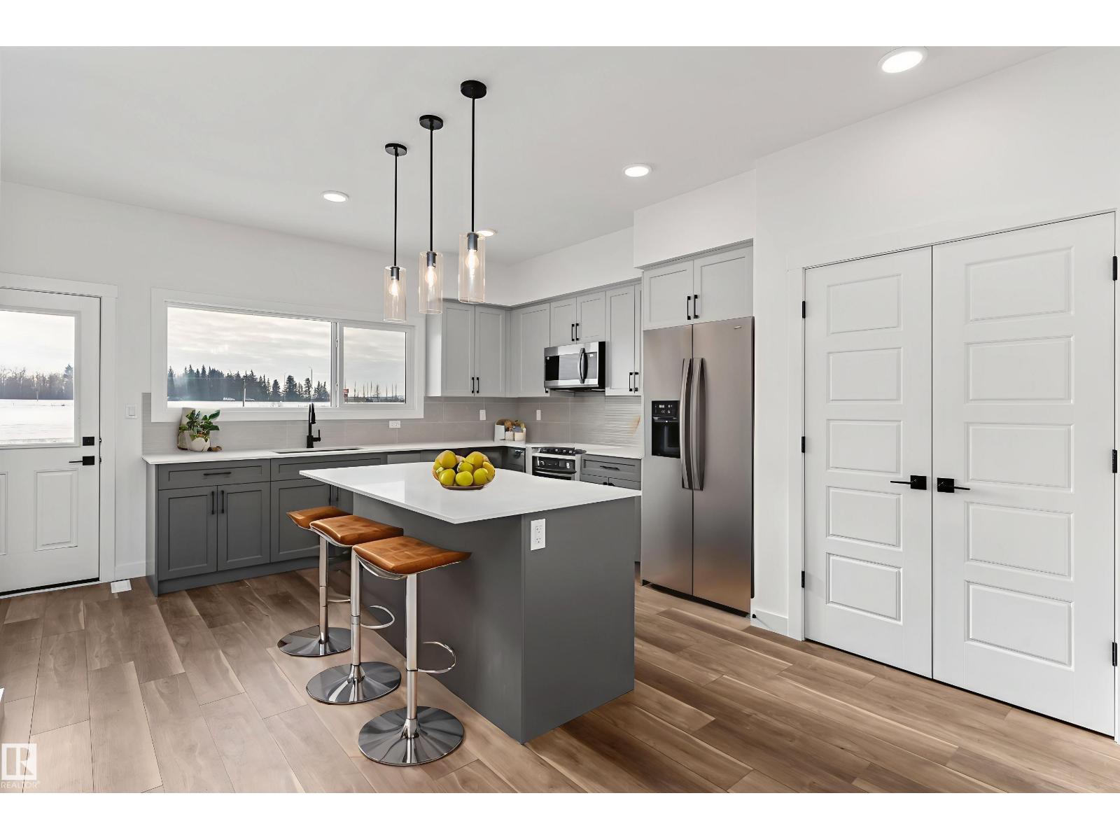 1068 MCLEOD AV - 17