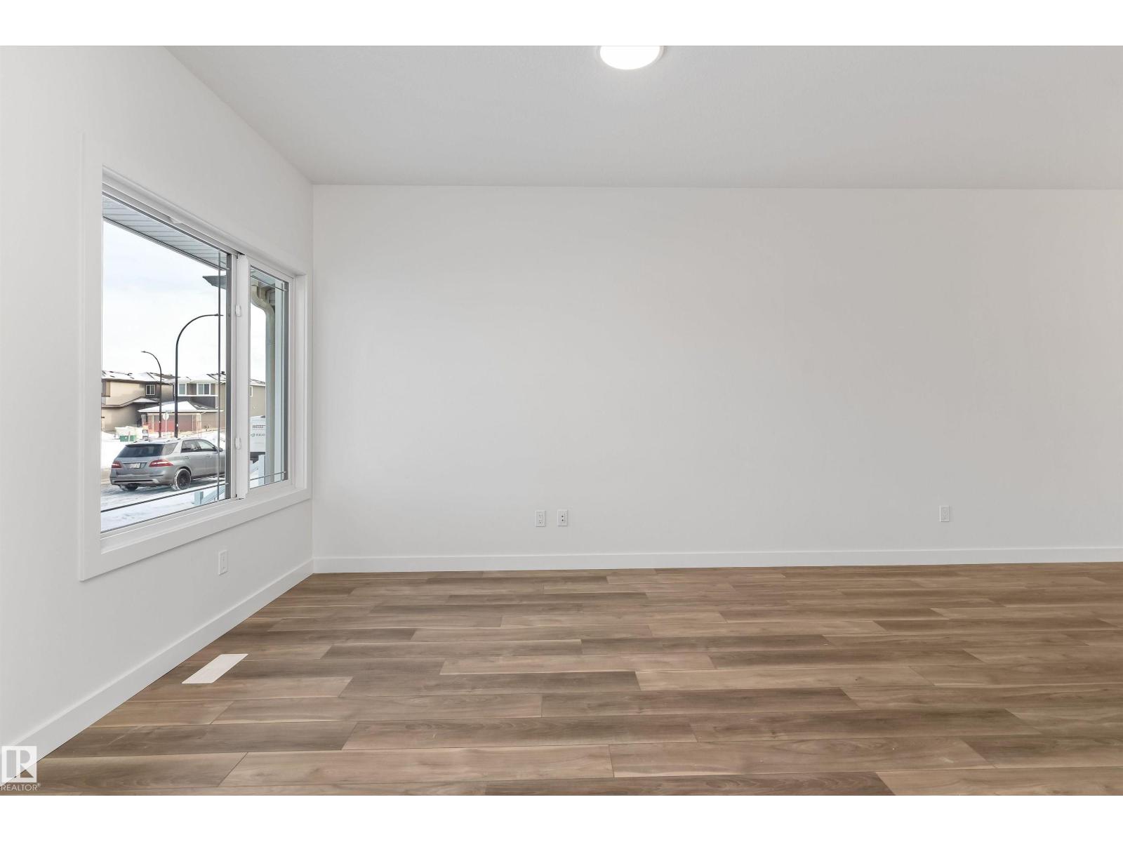 1068 MCLEOD AV - 7
