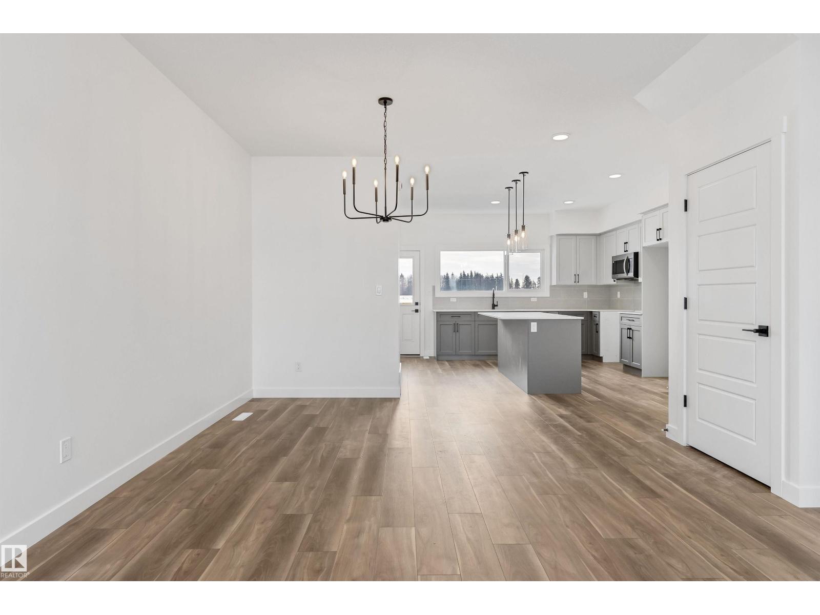 1068 MCLEOD AV - 8