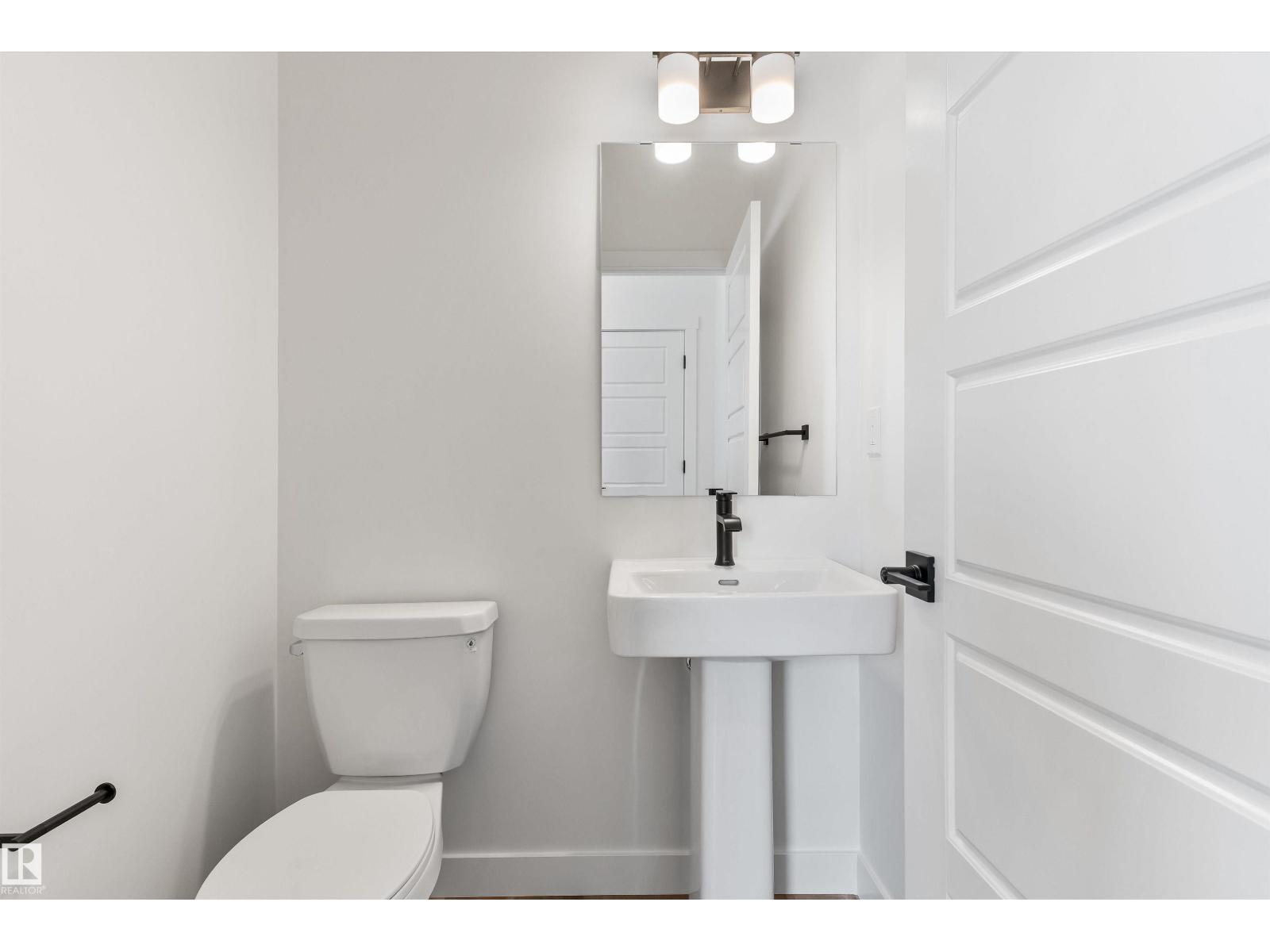 1068 MCLEOD AV - 13