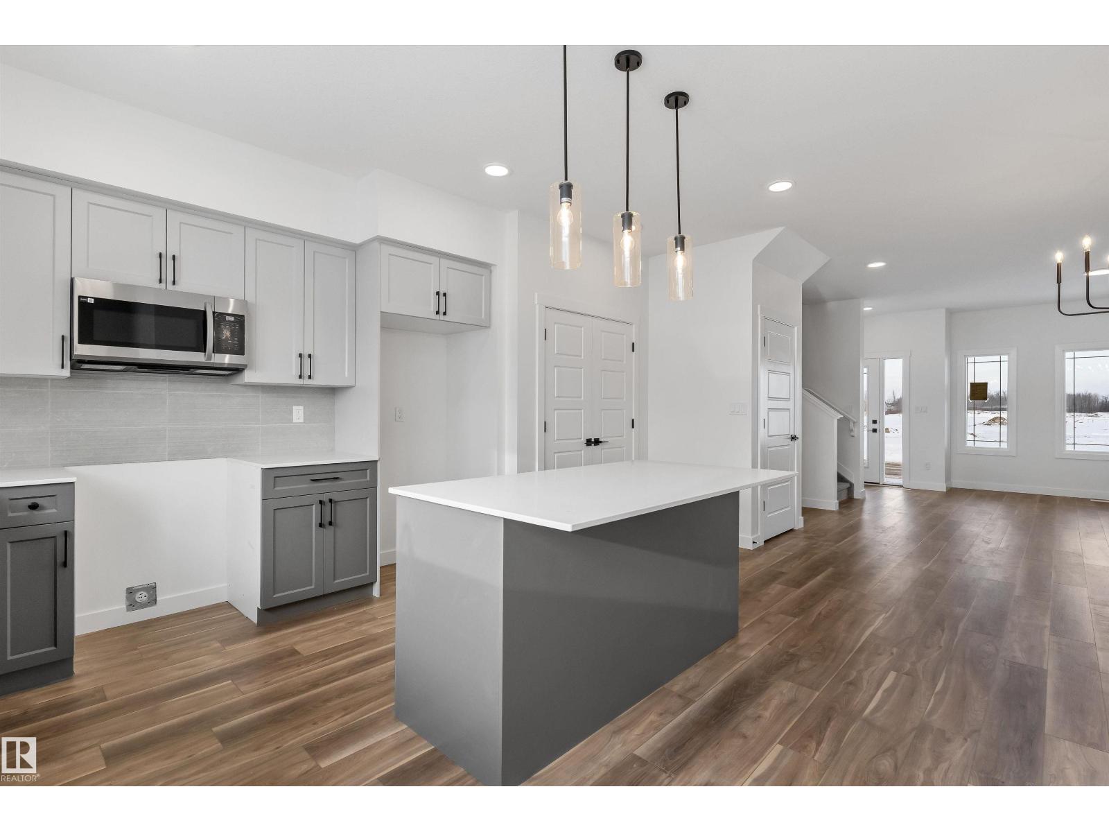 1068 MCLEOD AV - 14