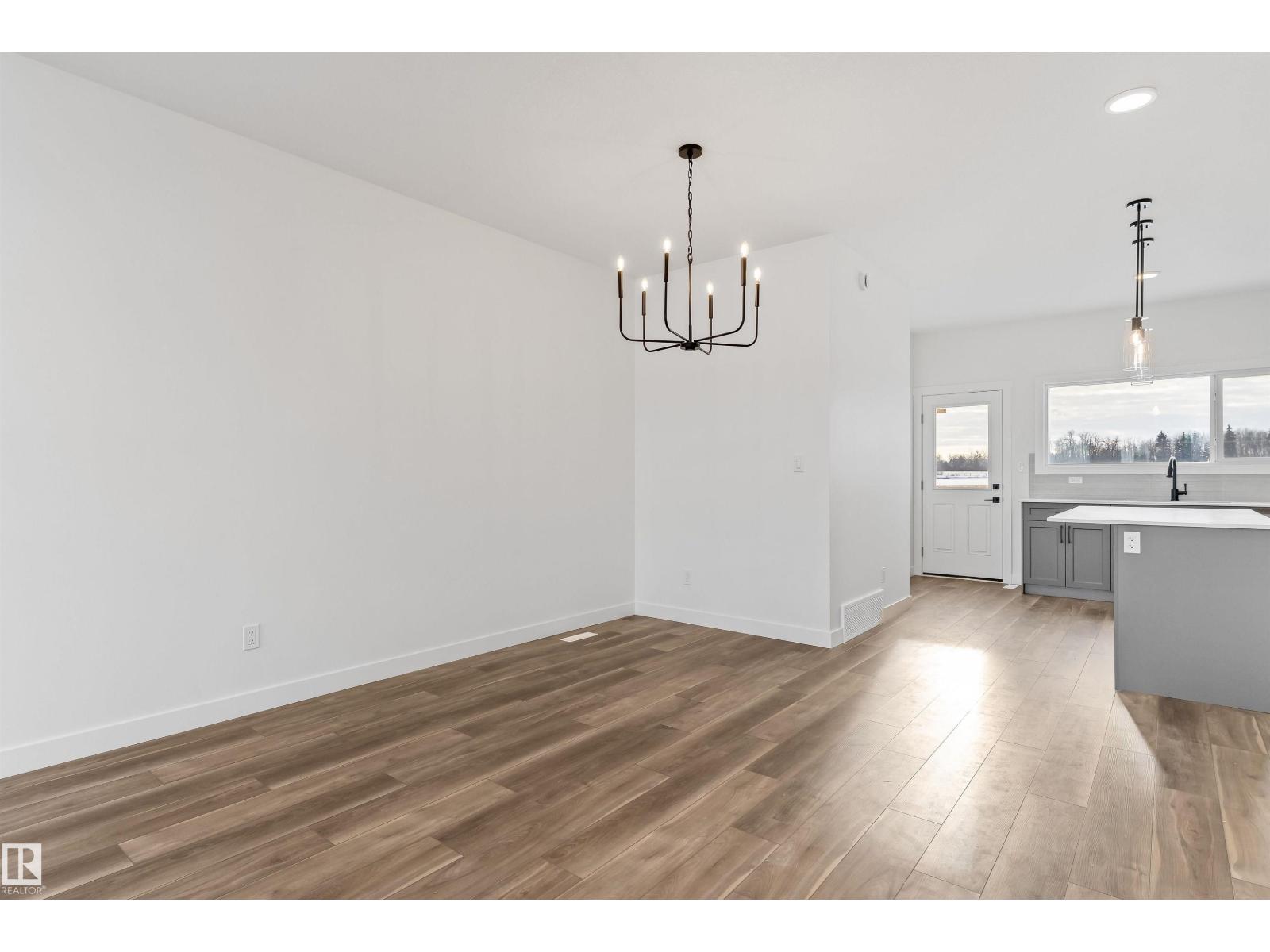 1068 MCLEOD AV - 12