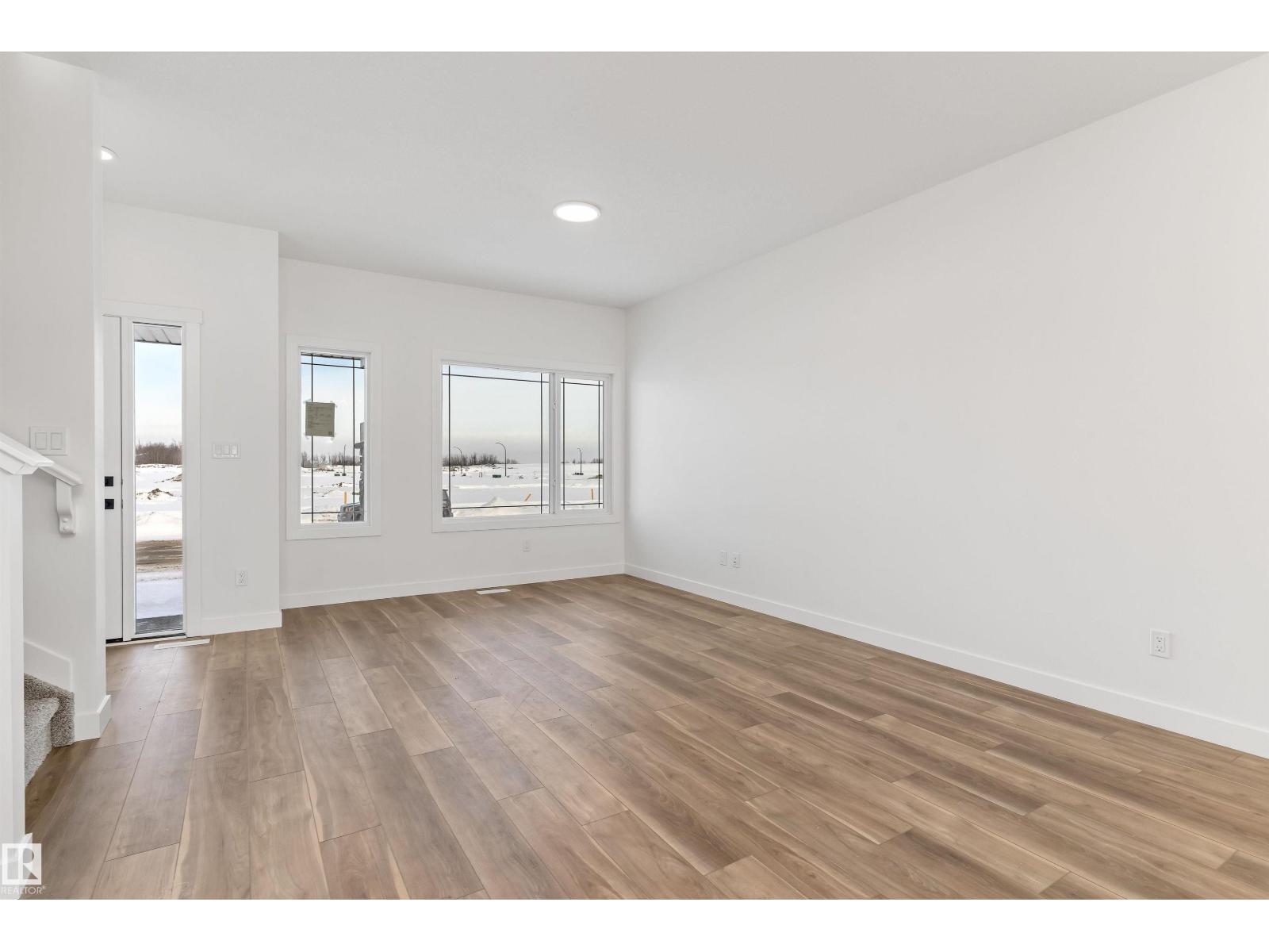 1068 MCLEOD AV - 6