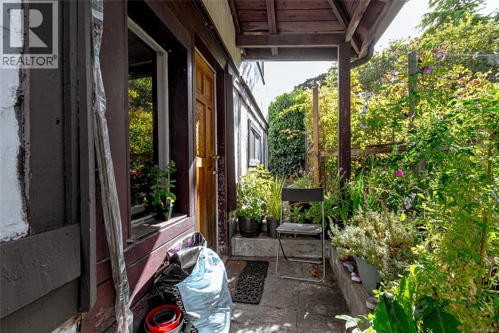1645 Haultain St - 16