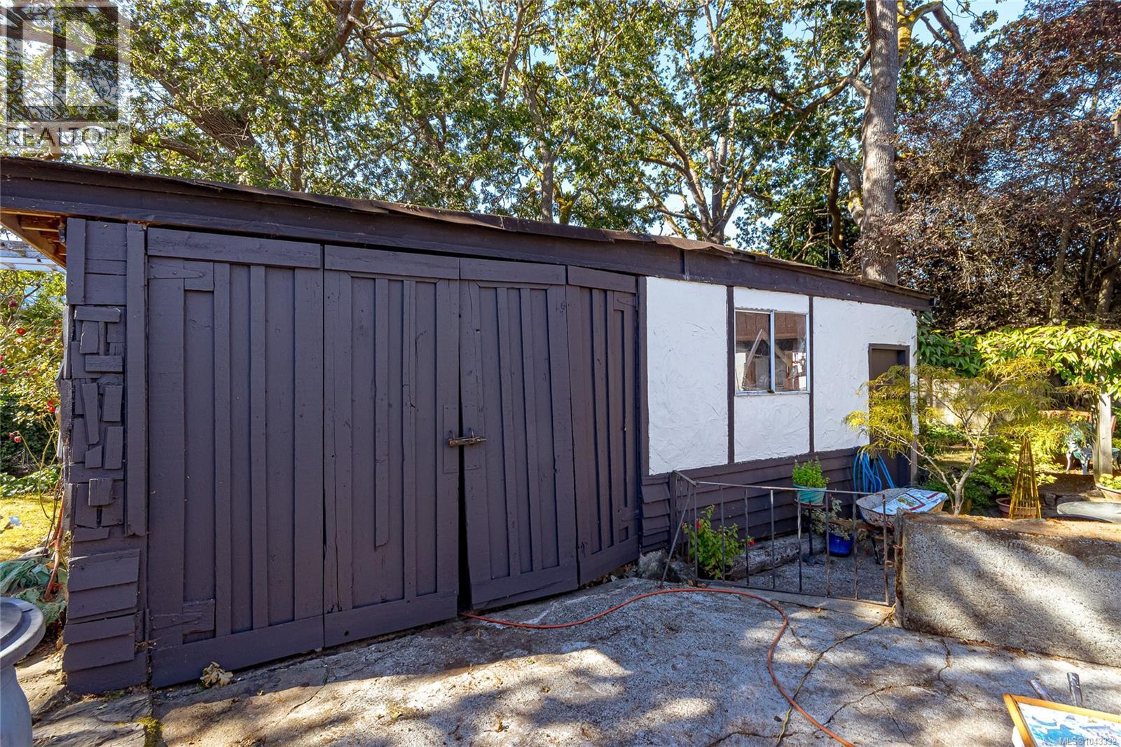 1645 Haultain St - 30