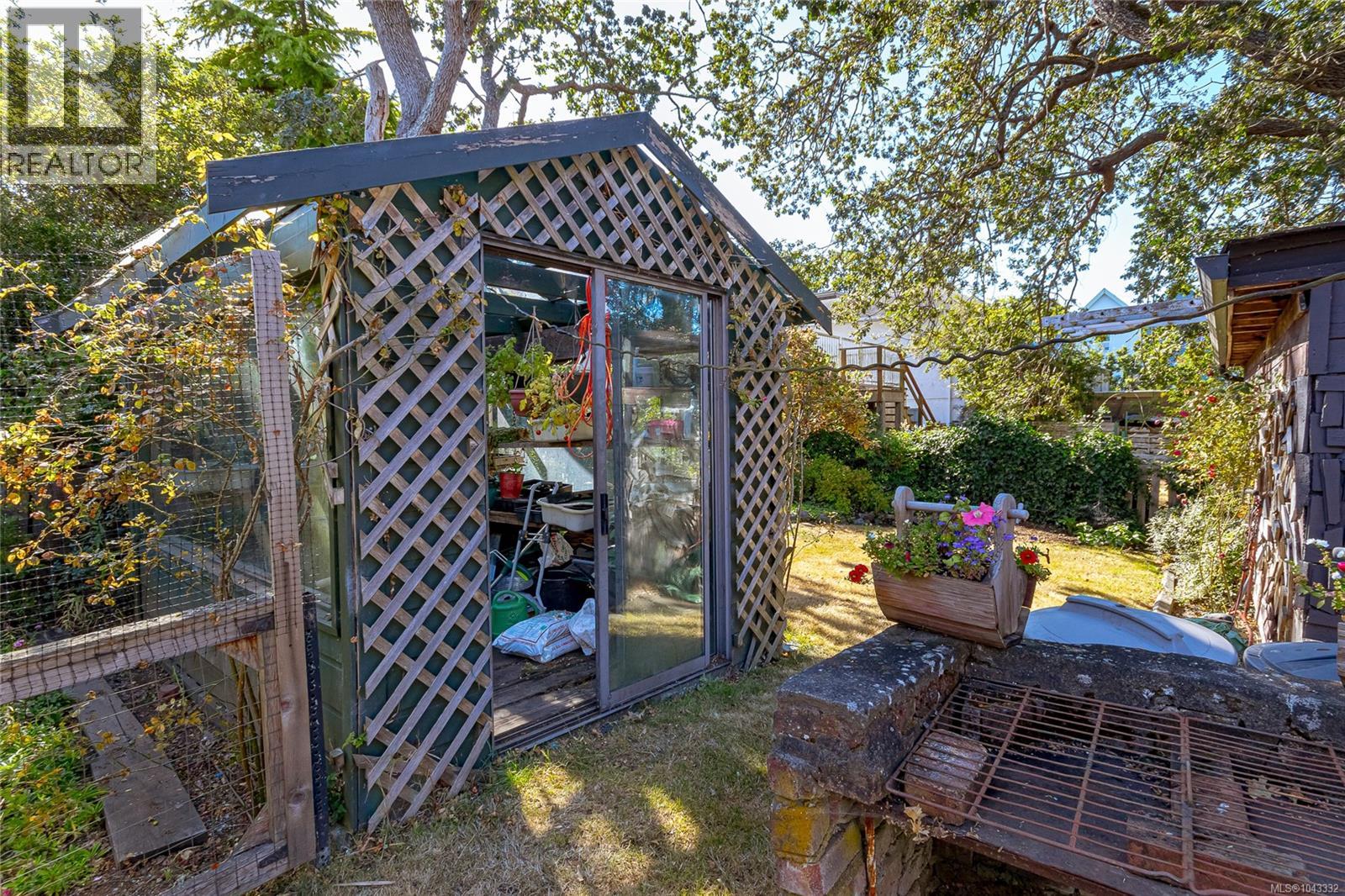 1645 Haultain St - 32
