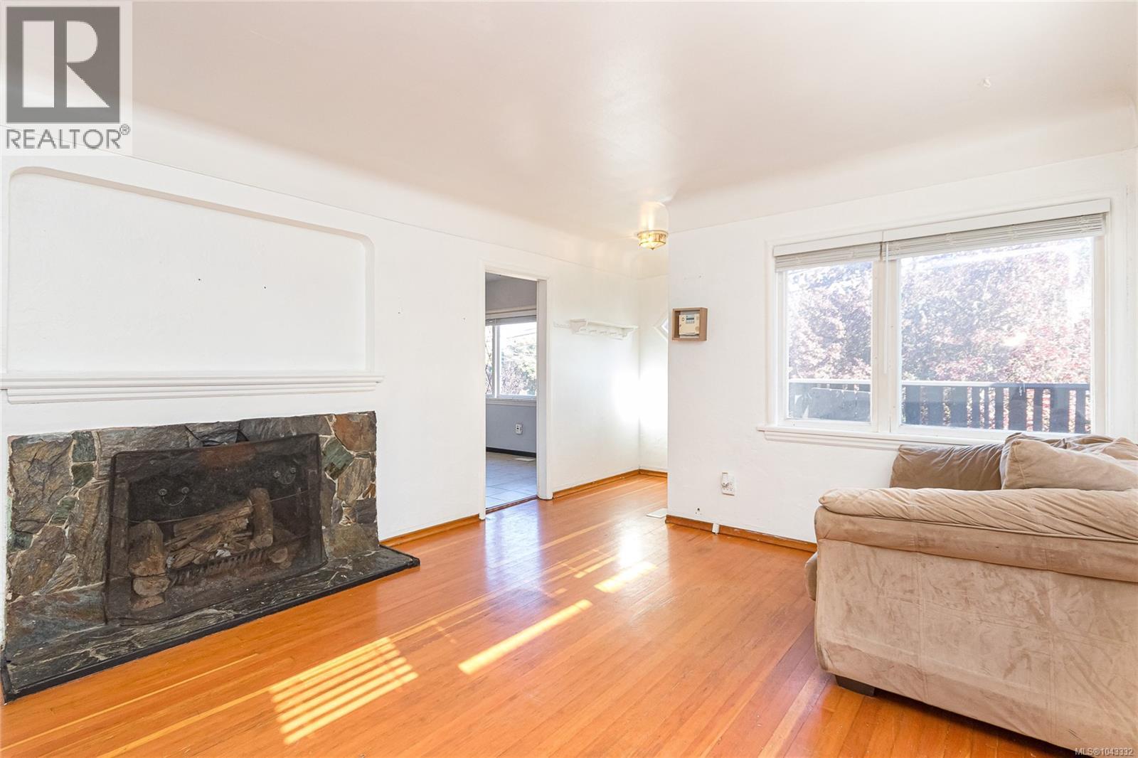 1645 Haultain St - 6