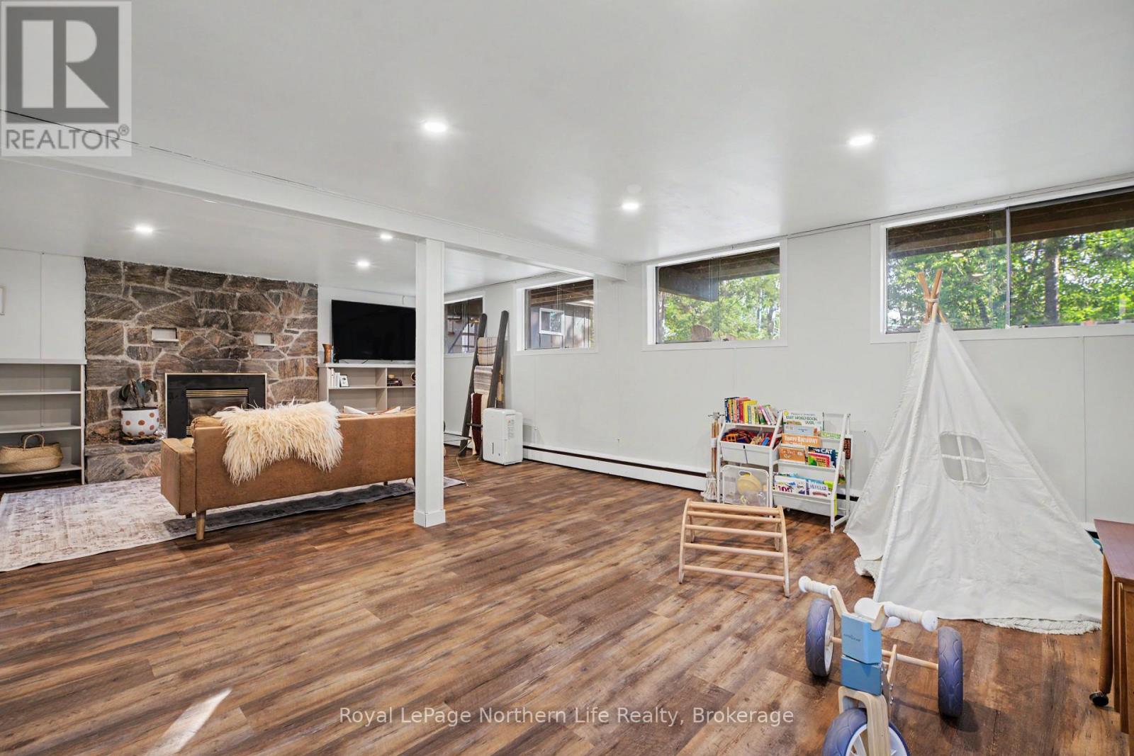 250 RICHARD ROAD - 23