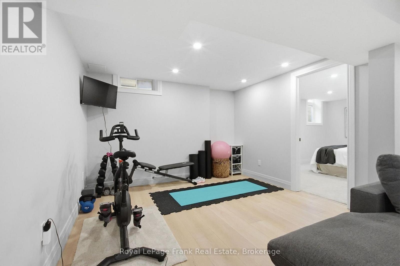 12 PRINCETON COURT - 32