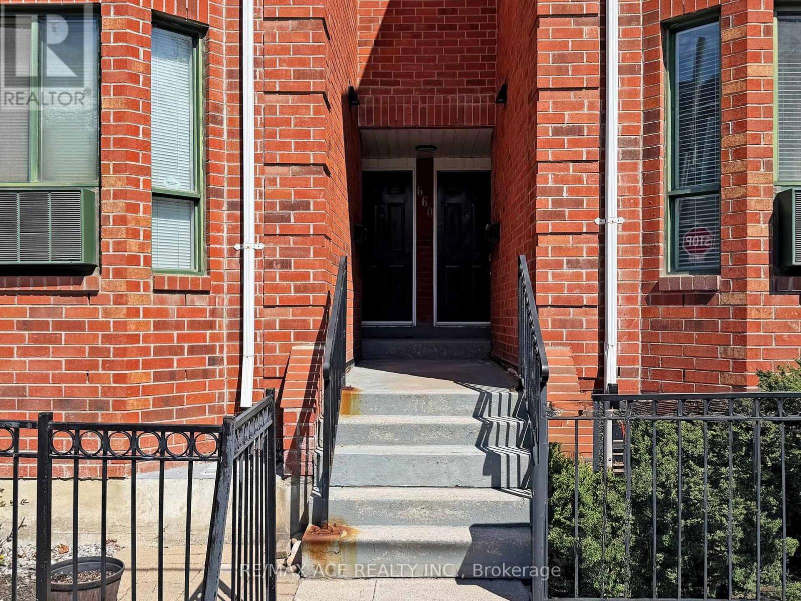 #14 660B WELLINGTON STREET W - 3