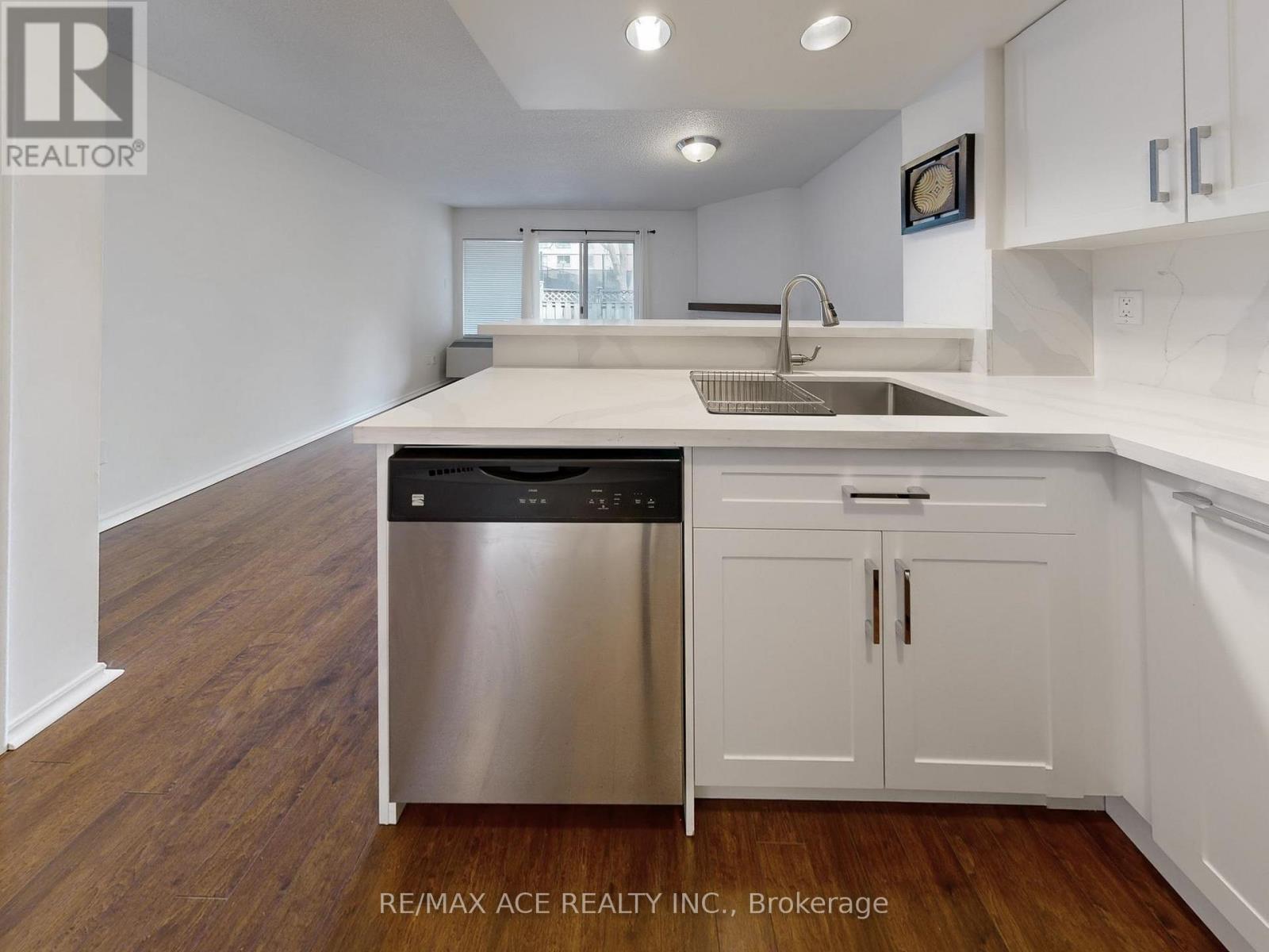 #14 660B WELLINGTON STREET W - 6
