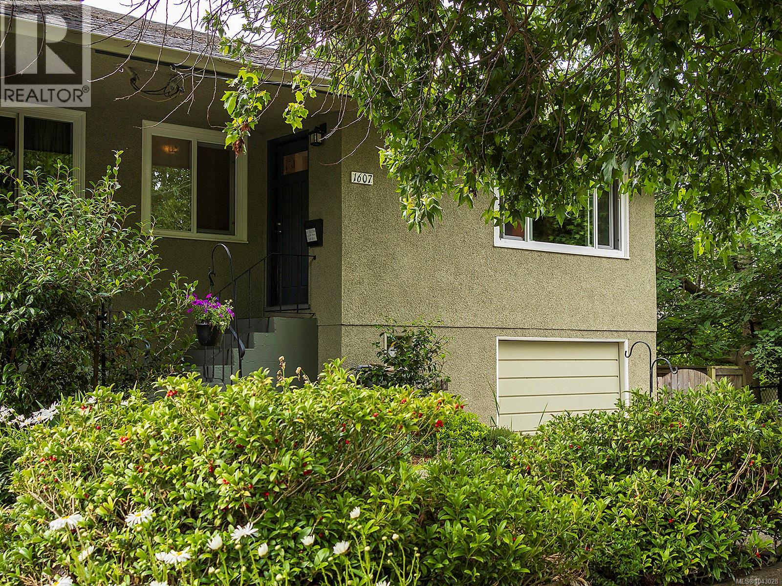 1607 Chandler Avenue, Victoria