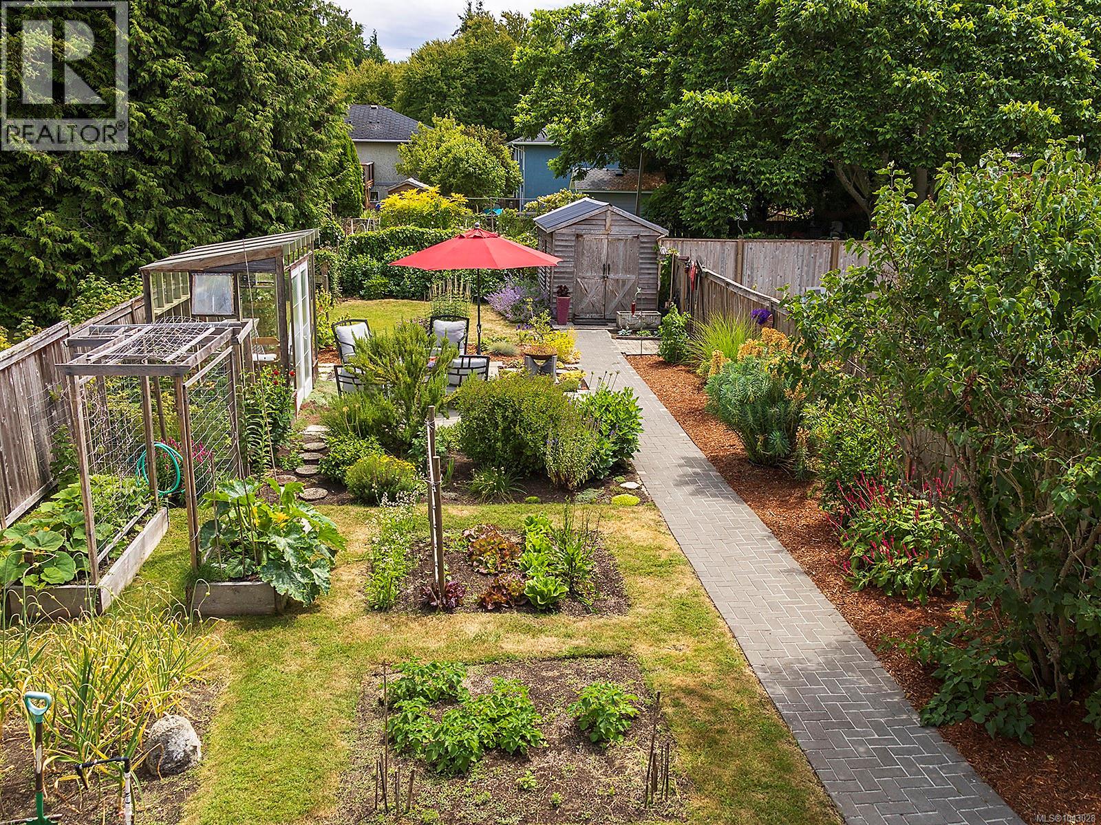  1607 Chandler Avenue, Victoria