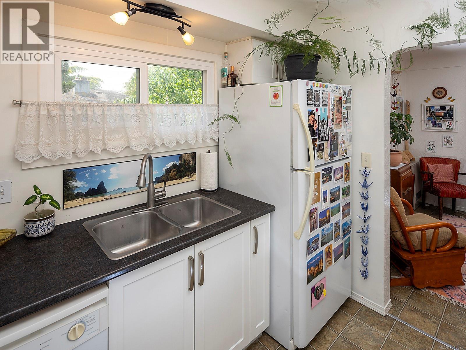  1607 Chandler Avenue, Victoria
