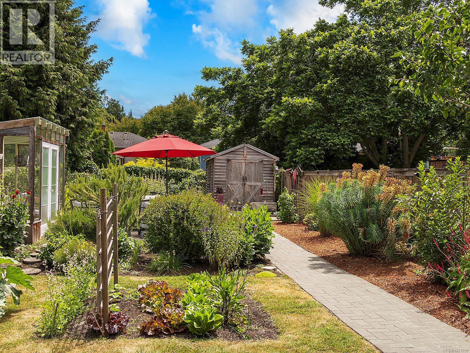  1607 Chandler Avenue, Victoria