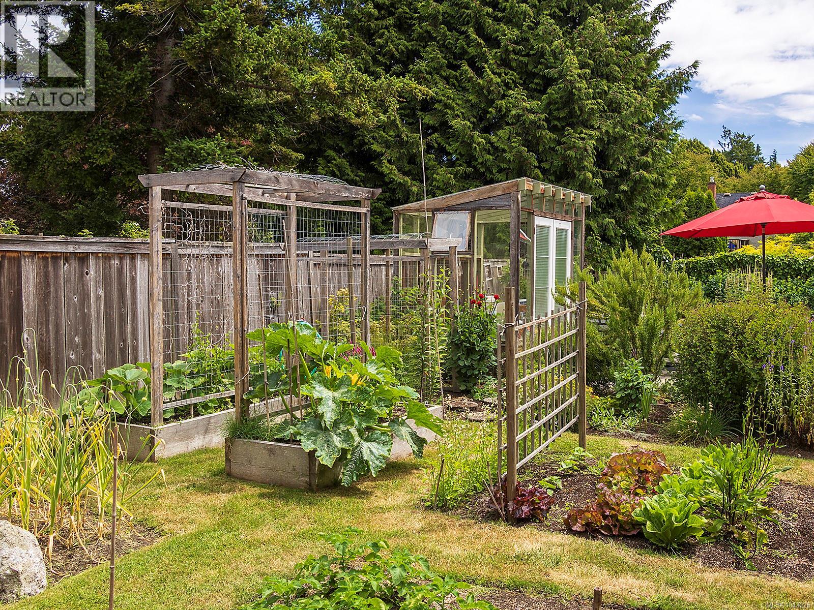  1607 Chandler Avenue, Victoria