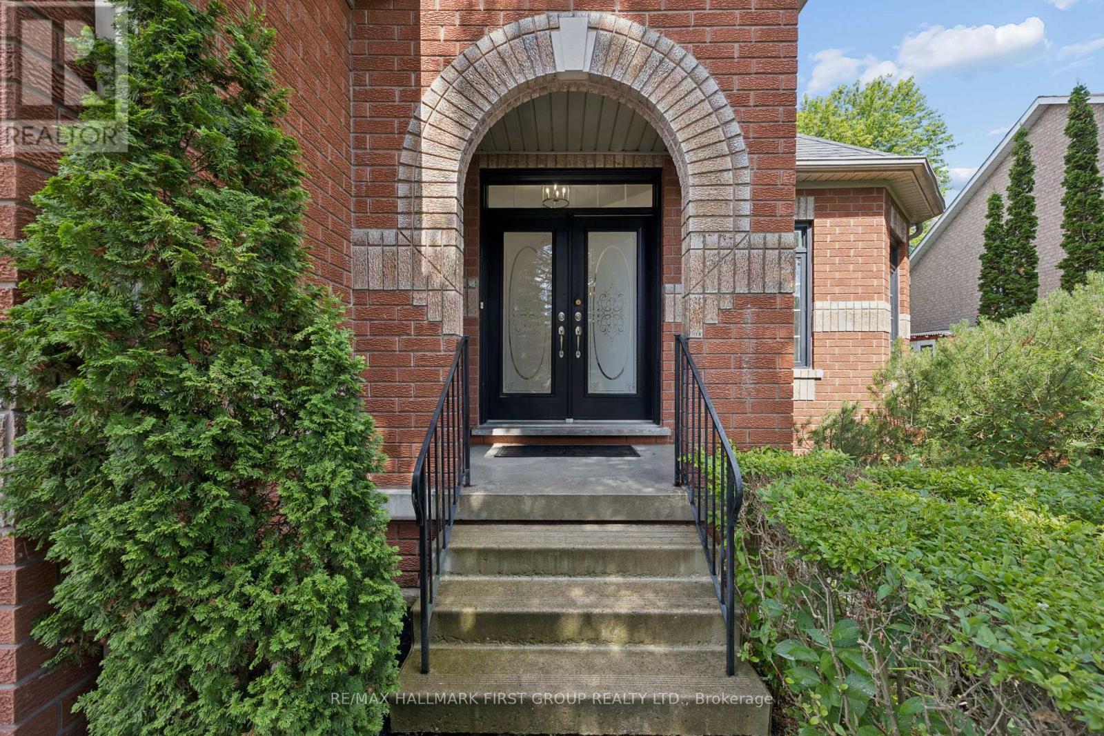 2352 CANTERBURY CRESCENT - 2