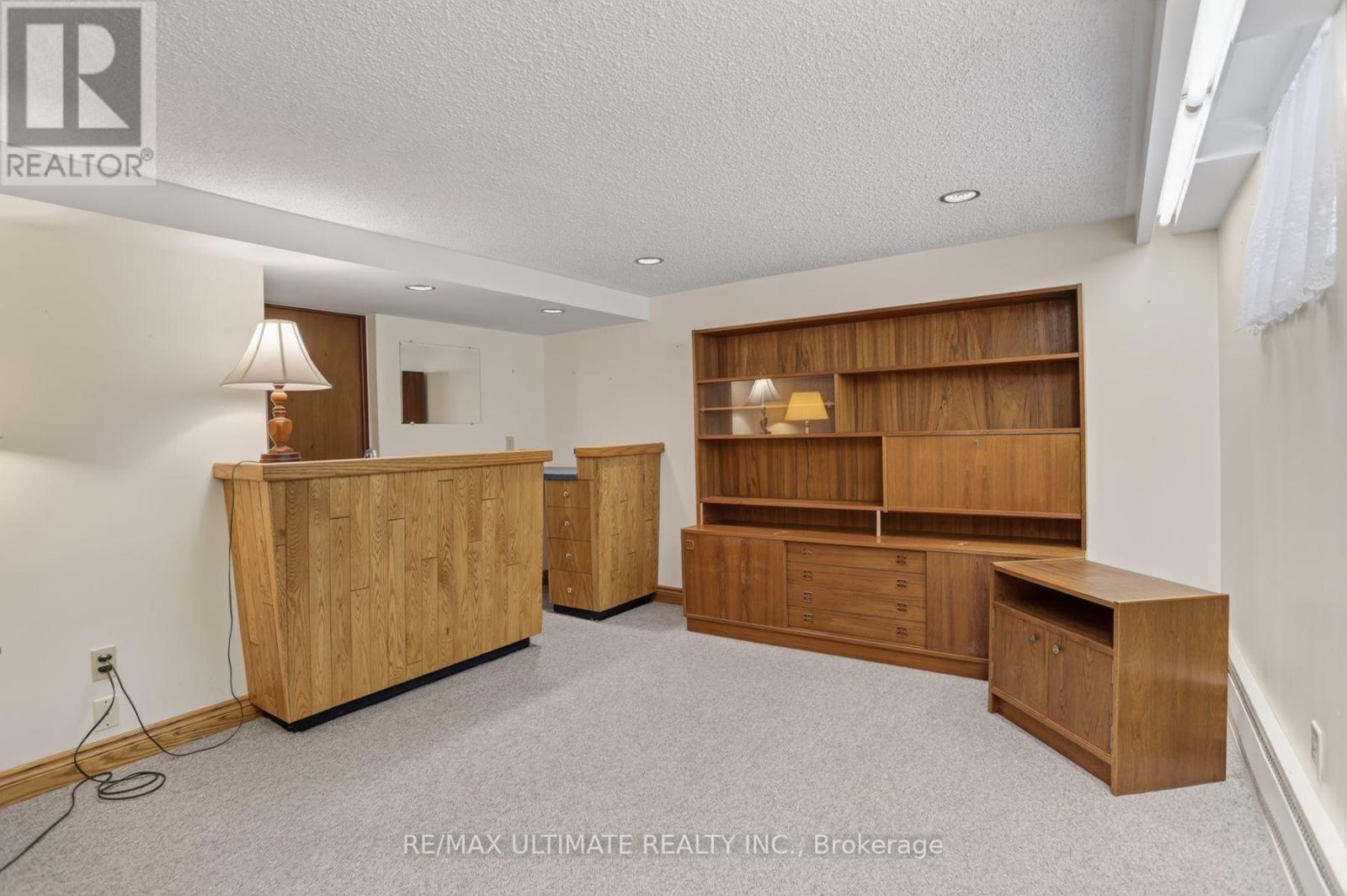 81 FLORA DRIVE - 32