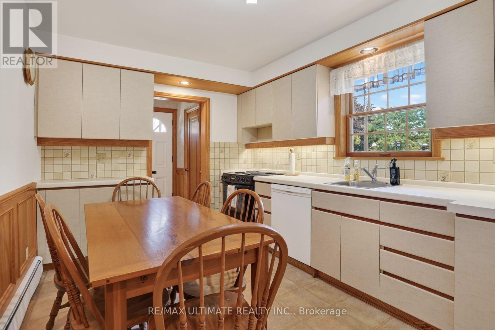 81 FLORA DRIVE - 42