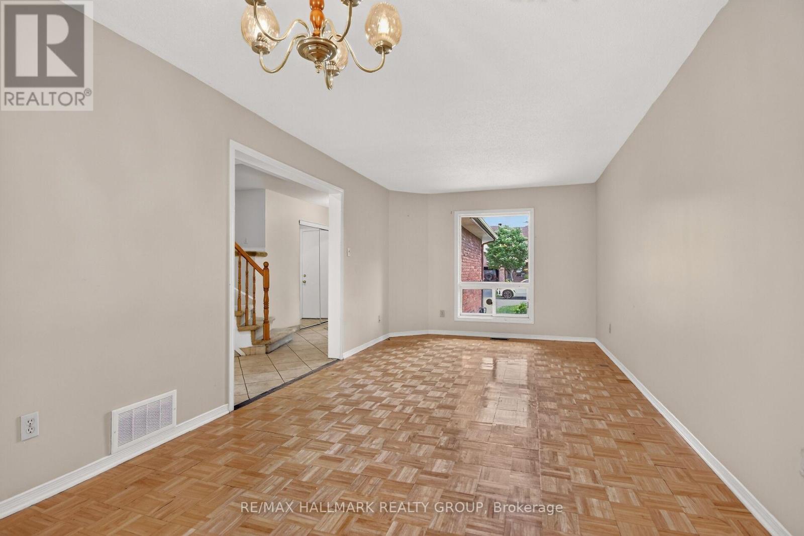 3 Bed, 3 Bath House for Sale in Ottawa – 49 NEWPORT CRESCENT, Ottawa – MLS# X13566132 - Image 12