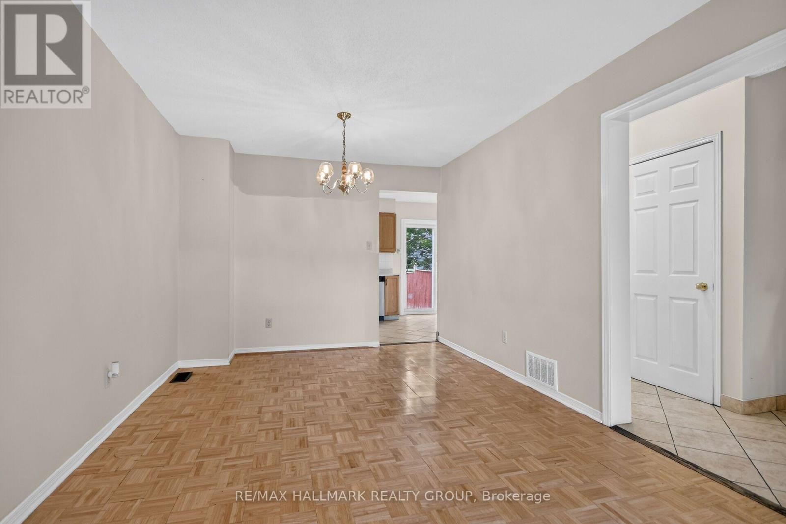 3 Bed, 3 Bath House for Sale in Ottawa – 49 NEWPORT CRESCENT, Ottawa – MLS# X13566132 - Image 14