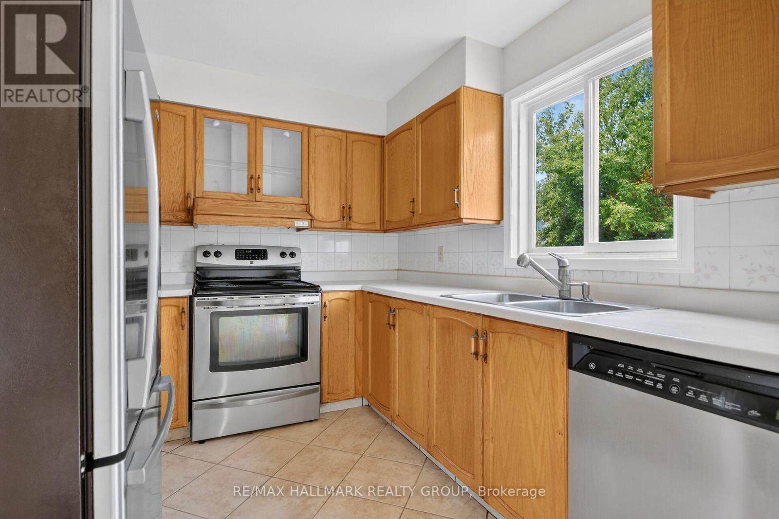 3 Bed, 3 Bath House for Sale in Ottawa – 49 NEWPORT CRESCENT, Ottawa – MLS# X13566132 - Image 21