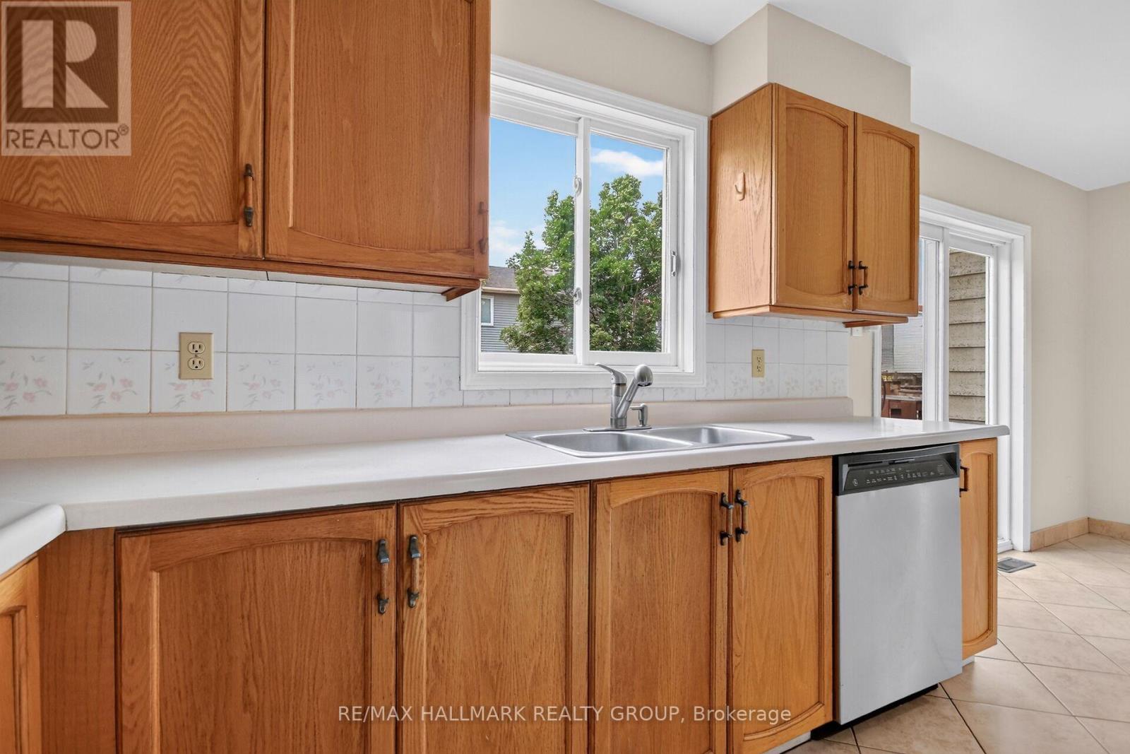 3 Bed, 3 Bath House for Sale in Ottawa – 49 NEWPORT CRESCENT, Ottawa – MLS# X13566132 - Image 22