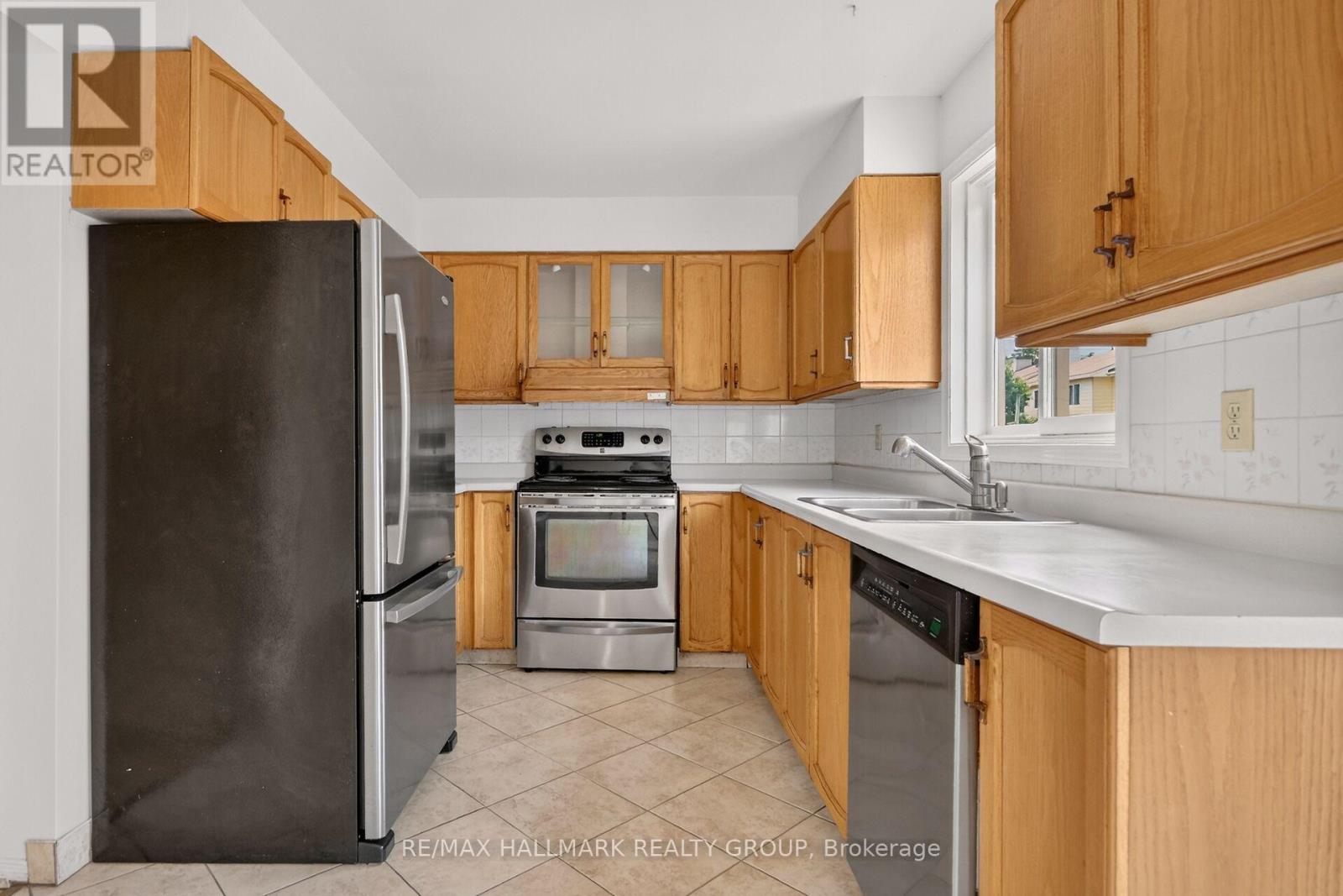 3 Bed, 3 Bath House for Sale in Ottawa – 49 NEWPORT CRESCENT, Ottawa – MLS# X13566132 - Image 23