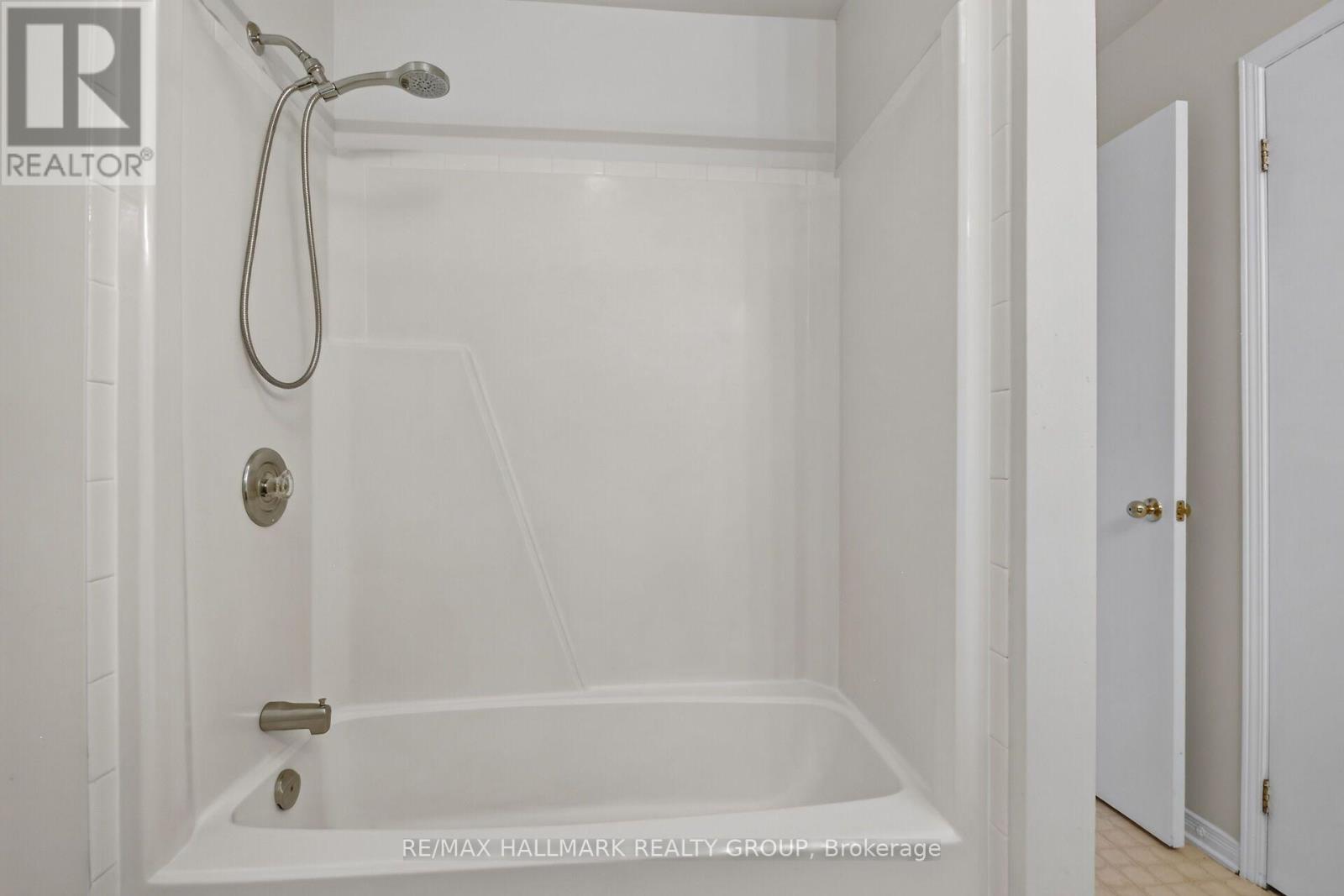 3 Bed, 3 Bath House for Sale in Ottawa – 49 NEWPORT CRESCENT, Ottawa – MLS# X13566132 - Image 33